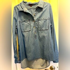 JW brand women denim long sleeve with button to roll up on sleeve 
Size Large